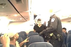 Coba Berhubungan Seks di Pesawat, Penumpang Wanita Ditangkap