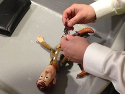 Petugas Bandara Ini Melucuti Pistol Woody Toy Story
