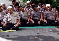 Polisi Salat Berjamaah di Jalanan