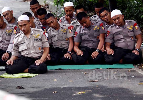 Polisi Salat Berjamaah di Jalanan