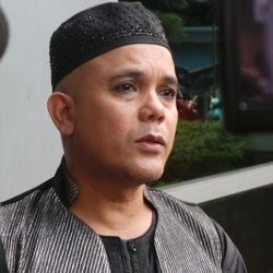 Tangis Kesedihan Ozy Saputra Mengenang Sang Ayah