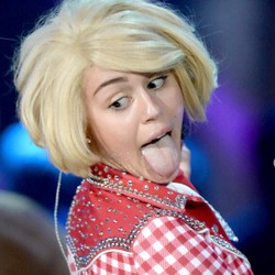 Miley Cyrus Respons Ajakan Prom Night dari Fans