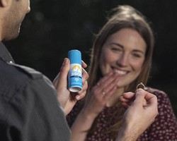 Memberikan Deodoran, Cara Baru Melamar Kekasih