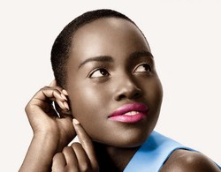 Rahasia Kulit Gelap Lupita Nyongo yang Terlihat Glowy