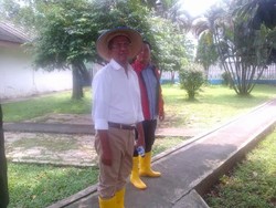 Bercaping, Dahlan Tinjau Pemotongan Sapi BUMN di Cibitung