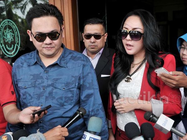 Regina Dampingi Farhat Abbas di Sidang Cerai