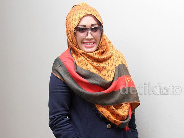 Melinda Tampil Berhijab