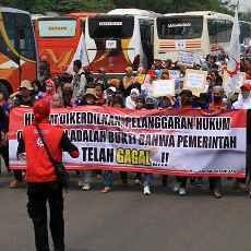 Ribuan Buruh Tuntut Pemerintah Tindak Tegas Perusahaan Abaikan UMSK