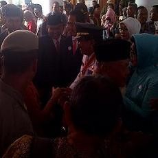Usai Dilantik, Soekarwo-Gus Ipul Dikerubuti Masyarakat di Grahadi