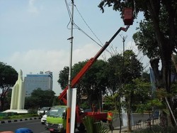 Lampu Sorot dan Lampu Sulur Dipasang untuk Percantik Taman Kota Surabaya