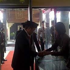 Pesawat Mendagri Delay, Pelantikan Gubernur Jawa Timur Molor 1,5 Jam