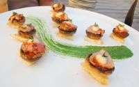 Memandangi Sunset Pantai Kuta Ditemani Crostini dan Red Wine
