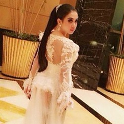 Cetar Bergaun Putih ala Syahrini