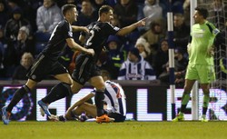 Pada laga yang dihelat di Hawthorns, Rabu (12/2/2014) dinihari WIB, Chelsea yang lebih dominan mencetak gol di masa injury time babak pertama lewat Branislav Ivanovic. REUTERS/Darren Staples.
