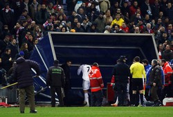 Ronaldo sempat mendapat perawatan media karena terkena lemparan korek api dari penonton. REUTERS/Susana Vera.