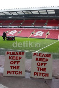 Tak seperti Old Trafford, Emirates Stadium atau Etihad Stadium yang punya kesan sangat modern, Anfield memunculkan kesan tradisional. Tak banyak perubahan dilakukan sejak stadion ini berdiri.