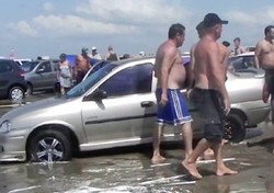 Air Pasang Sapu Puluhan Mobil di Brasil