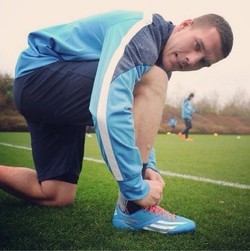 Doakan Kesembuhan Schumi, Podolski Akan Pakai Sepatu Khusus