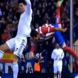 Bek Atletico Dibawa ke RS Setelah Jatuh dengan Leher Terpuntir