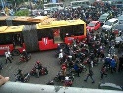 Bus Gandeng TransJ Mogok di Depan Citraland, Lalin Macet