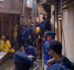 Petugas Sudin Kebersihan dan Damkar Bersih-bersih Lumpur di Kampung Pulo
