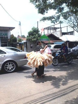Meski Tuna Netra, Bapak Ini Tetap Cari Nafkah dengan Jual Kerupuk