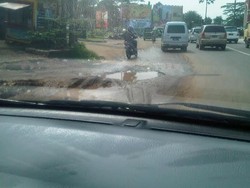 Jalan Raya Serpong Amburadul karena Galian, Siapa yang Tanggung Jawab?