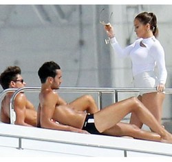 Foto: Syuting Klip Piala Dunia, J-Lo Dikelilingi Pria Seksi