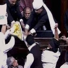 Parlemen India Kisruh Saat Sidang, Pisau dan Semprotan Merica Digunakan