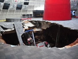 Ngeri, Sinkhole Telan Mobil-mobil Eksotis