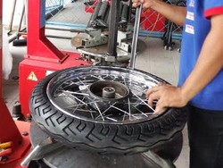 Bagusan Mana, Lepas Ban Cara Tradisional atau Pakai Alat Modern?