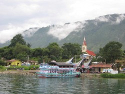 Hujan Gerimis, Danau Toba Tetap Asyik Dinikmati