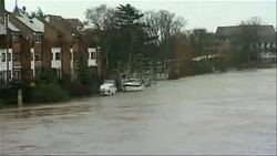 Banjir Inggris Meluas, Istana Ratu Hampir Tergenang