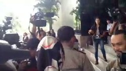 Suami Ketahuan Beri Kado Artis-artis Cantik, Airin Kalem