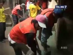 Warga Kampung Pulo Bersihkan Lumpur