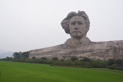 Tiru AS, China Juga Punya Tebing Berukir Wajah Raksasa