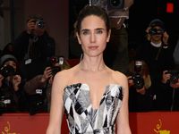 Gaun Hitam dan Putih Abstrak Jennifer Connelly