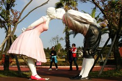 Uniknya 7 Patung Bertema Cinta