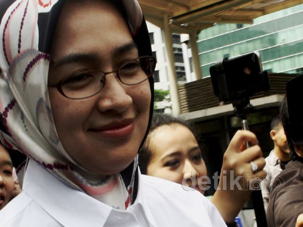 Ditanya Mobil Jennifer Dunn, Airin Hanya Senyum