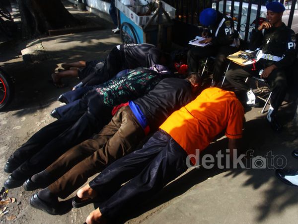 Penerobos Busway Dihukum Push Up