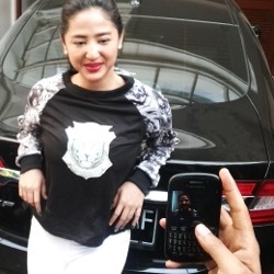 Dewi Persik Berpose Sebelum Eksekusi