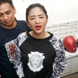 Dorong-dorongan, Depe Tolak Naik Mobil Tahanan