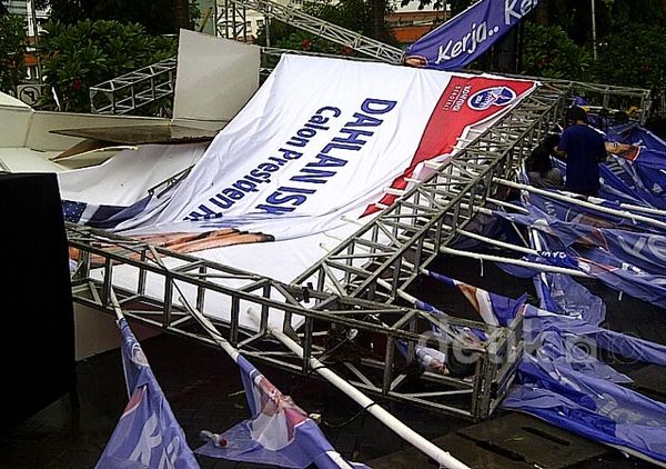 Tenda Peserta Capres Konvensi PD Ambruk