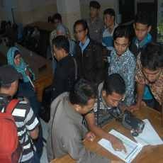 Puluhan Guru Honorer Situbondo Labrak DPRD Protes Kelulusan CPNS