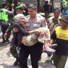 Simulasi Letusan Gunung Kelud, Sebagian Warga Digendong Polisi