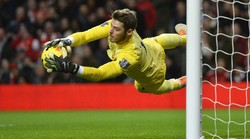 David De Gea mengamankan gawangnya dari serangan pemain-pemain Arsenal. REUTERS/Toby Melville.