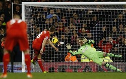 Pinalti Gerrard akhirnya memberikan tiga poin untuk 'Si Merah'. REUTERS/Eddie Keogh.