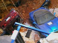 Sinkhole Telan Mobil-mobil Eksotis