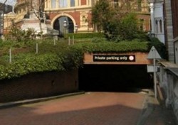 Mau Parkir di Sini Kudu Bayar Rp 8 Miliar