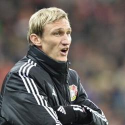 Leverkusen Ingin Lama Pertahankan Hyypia